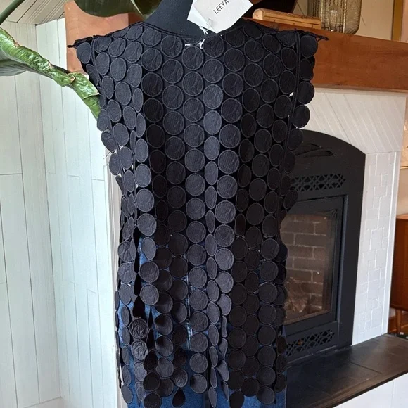 Black Circular Pattern Top - Picture 7 of 9